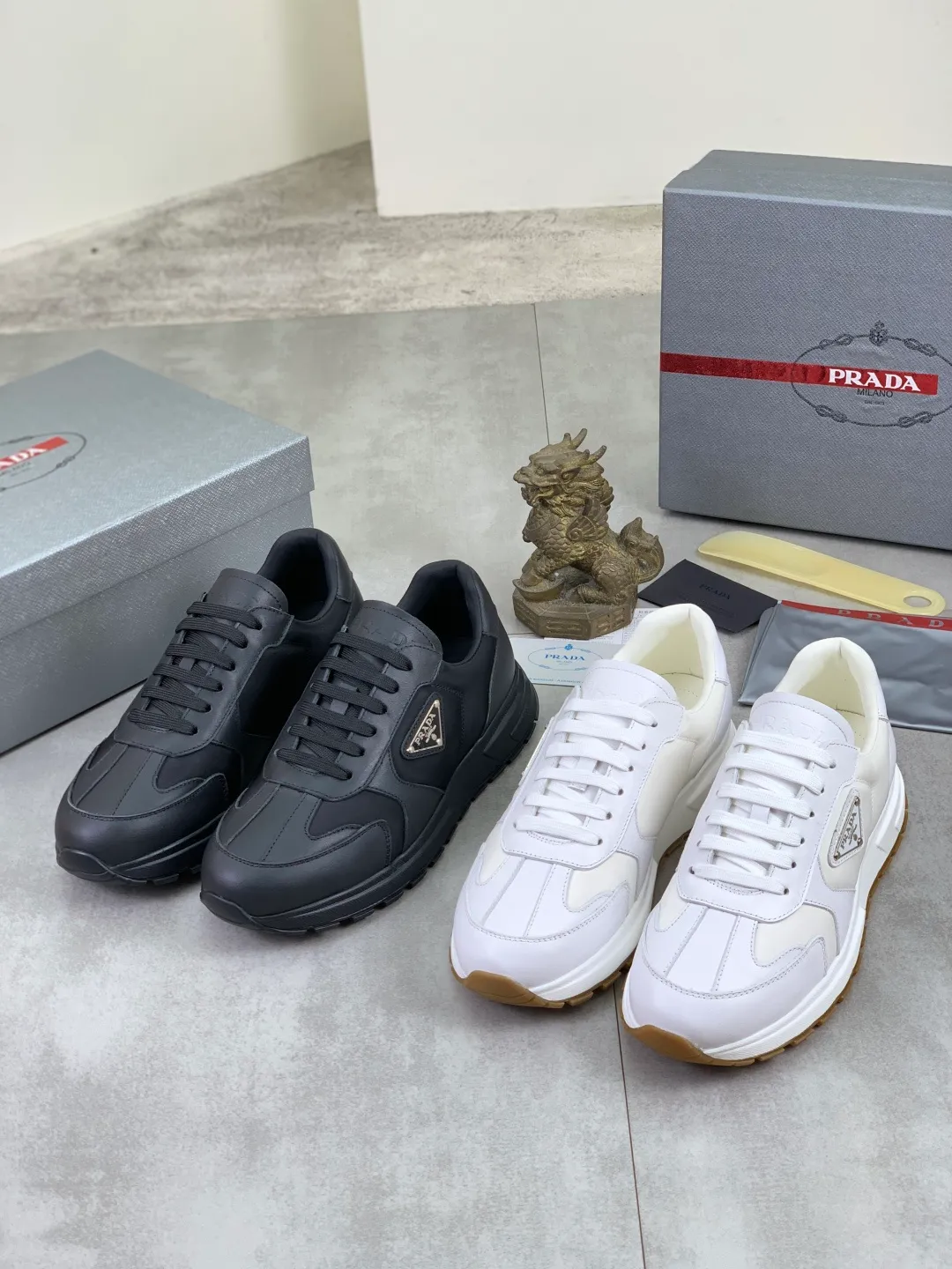 Men's men's shoes 💰P560 💰 [New style] popular models on the official website, 🆘 Trendy brand (Prada) mainly promotes popular models, avant-garde and versatile fashionable men's shoes private version mold opening, cowhide surface splicing 1:1.. Fashionable and simple, original imported cowhide lining cowhide feet; the atmosphere and personality are more fashionable, eye-catching and pursuing class. It will subvert the old idea and be a must-have for fashion trendsetters with you! Must keep it! Tall and comfortable, large and low, high-end quality workmanship. Size: 38-44 3️⃣colors available.